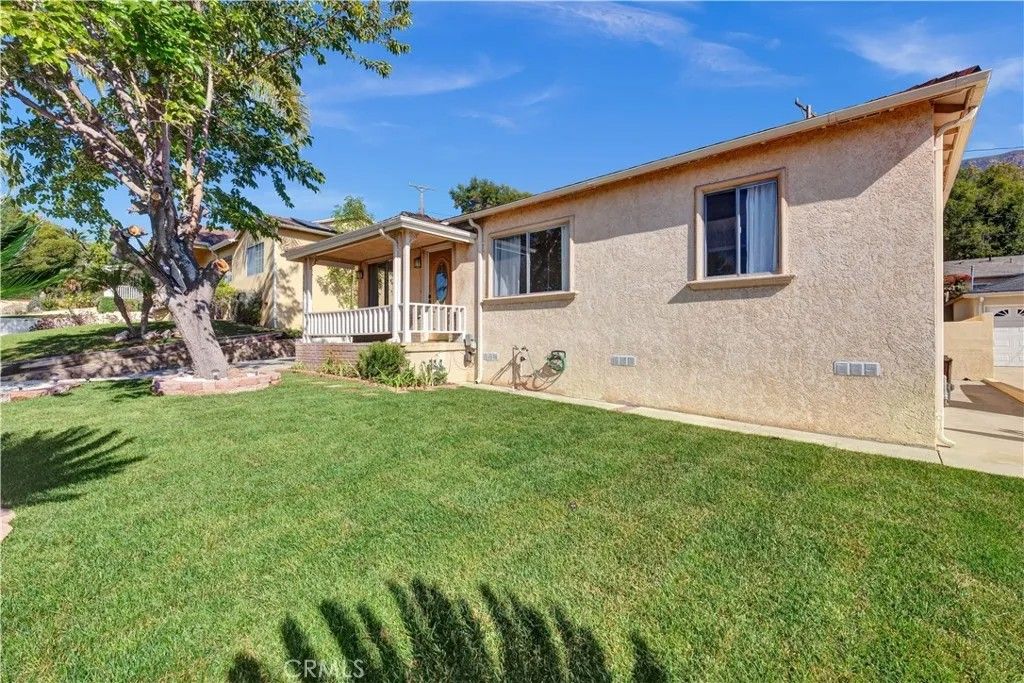 Photo of 3331 Paraiso Way, La Crescenta, CA 91214 (MLS # GD25238701)