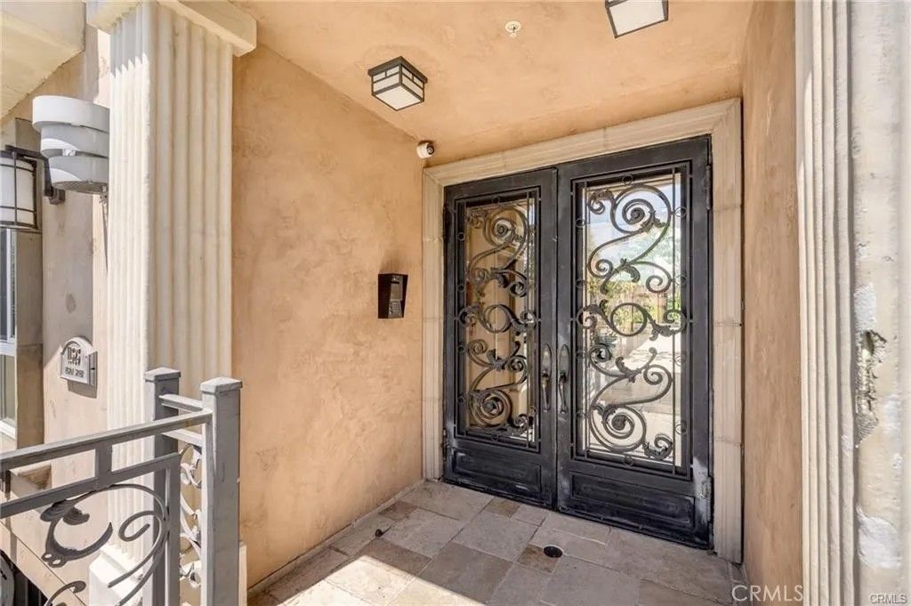 Photo of 11323 Huston St #1, North Hollywood, CA 91601 (MLS # GD25269994)