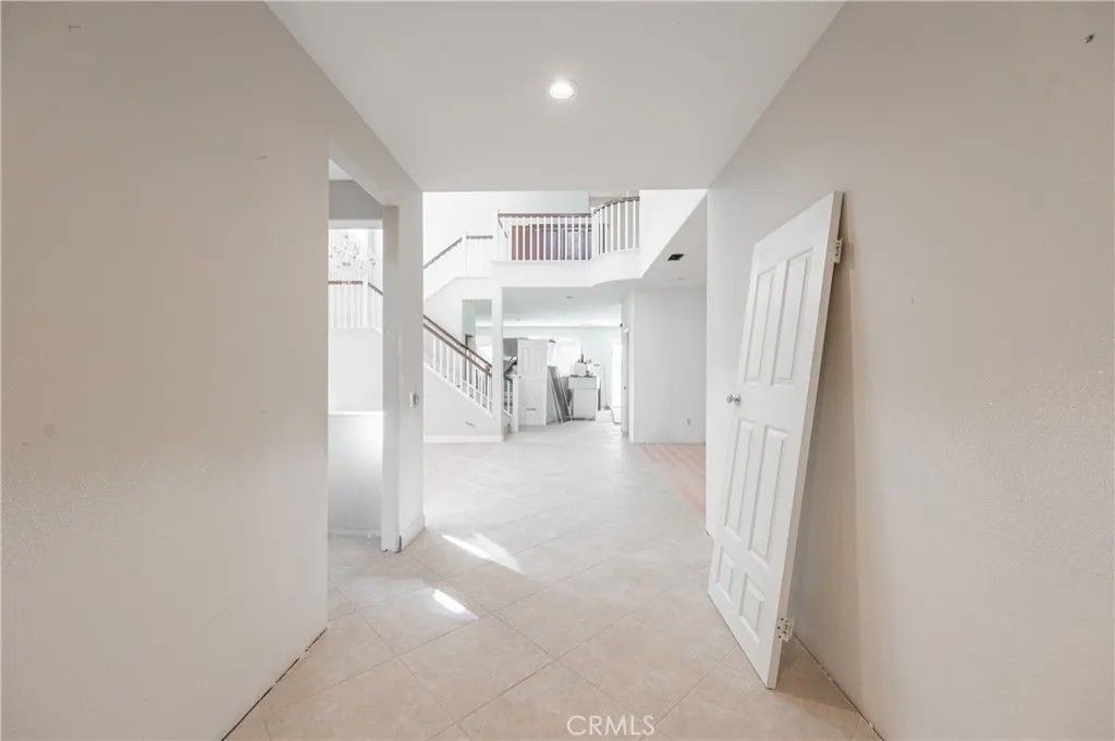 Photo of 29276 Discovery Ridge, Saugus, CA 91390 (MLS # GD25274417)