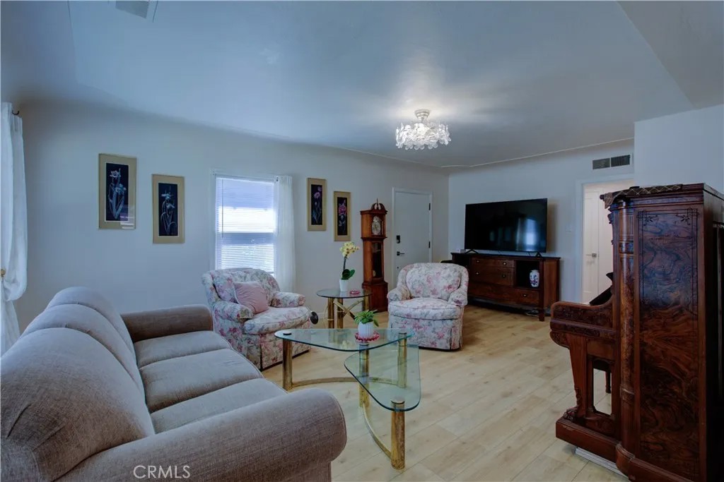 636 W 25th