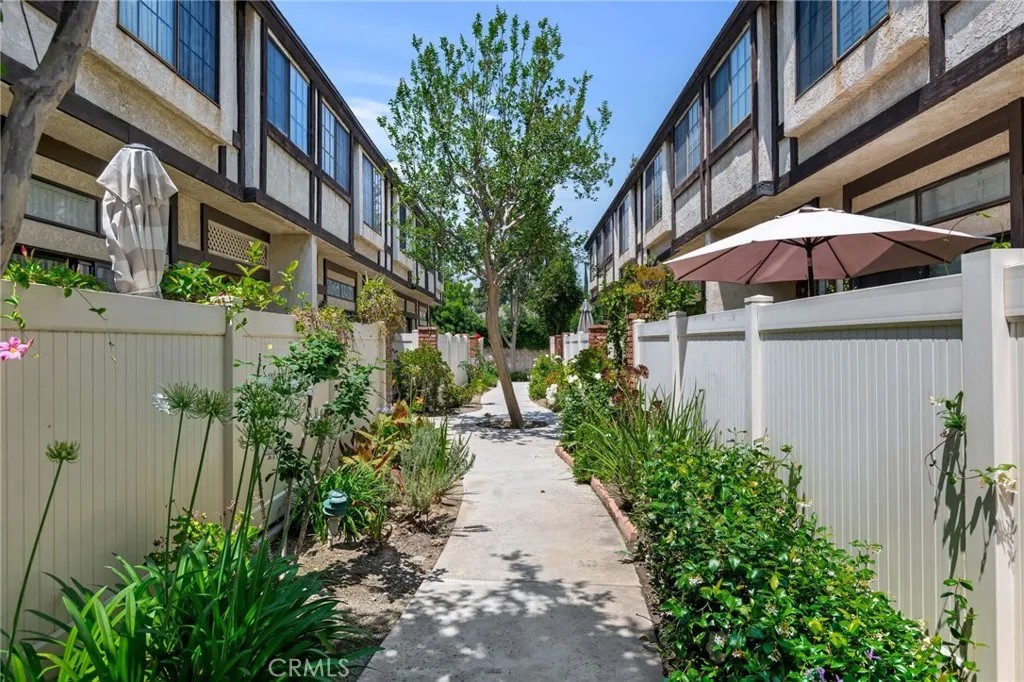 20737 Roscoe Boulevard 703