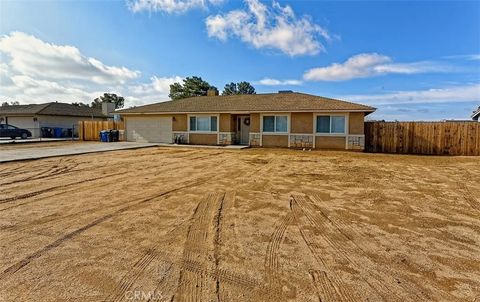 Photo of 15052 Temecula Rd, Apple Valley, CA 92307 (MLS # HD25281598)