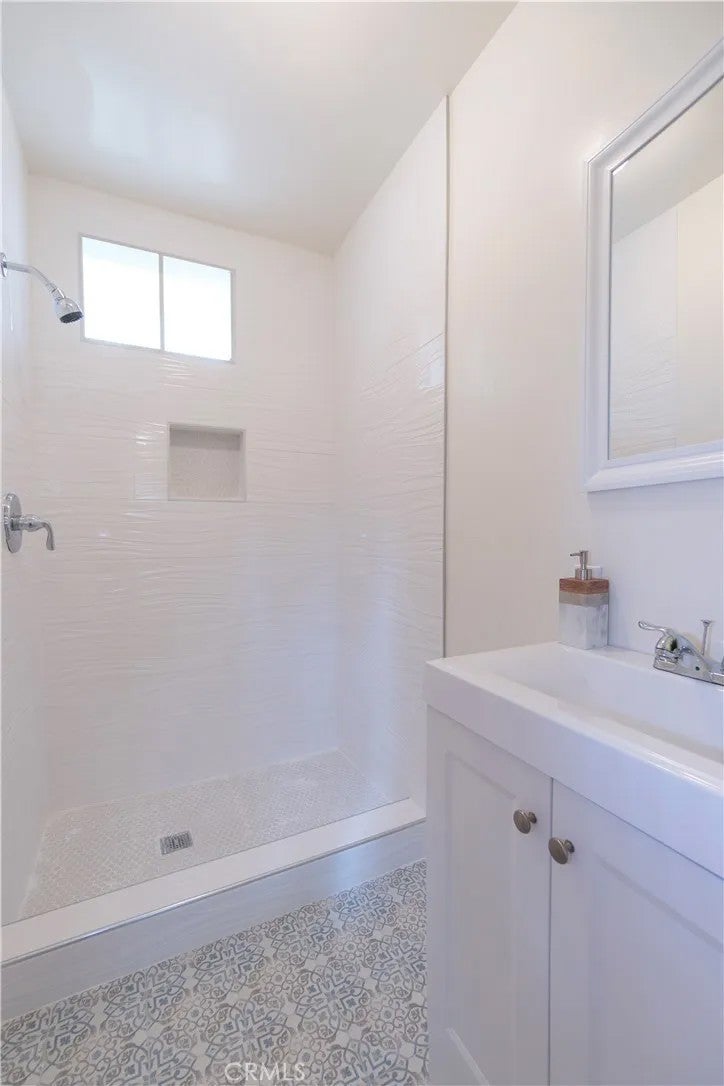 232 W 40th Place