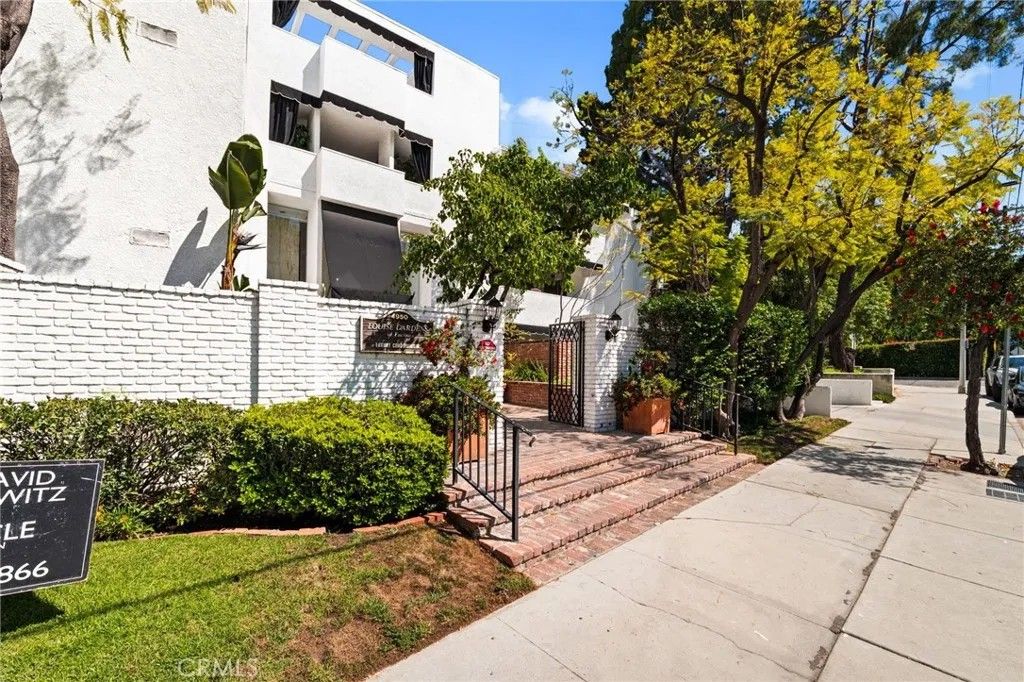 Photo of 4950 Louise Ave #304, Encino, CA 91316 (MLS # CV26079681)