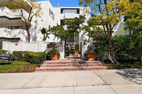 Photo of 4950 Louise Ave #304, Encino, CA 91316 (MLS # CV26079681)