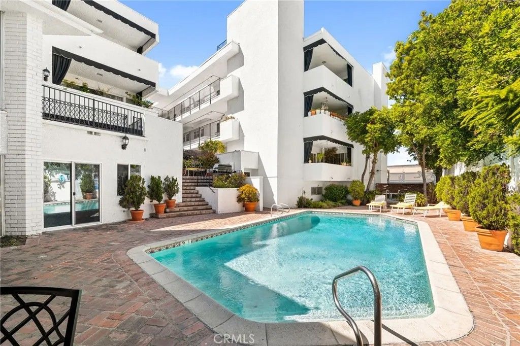 Photo of 4950 Louise Ave #304, Encino, CA 91316 (MLS # CV26079681)