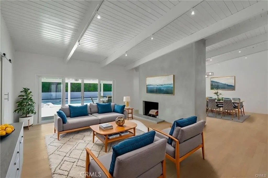 Photo of 24216 Calvert Street, Woodland Hills, CA 91367 (MLS # SR25271364)