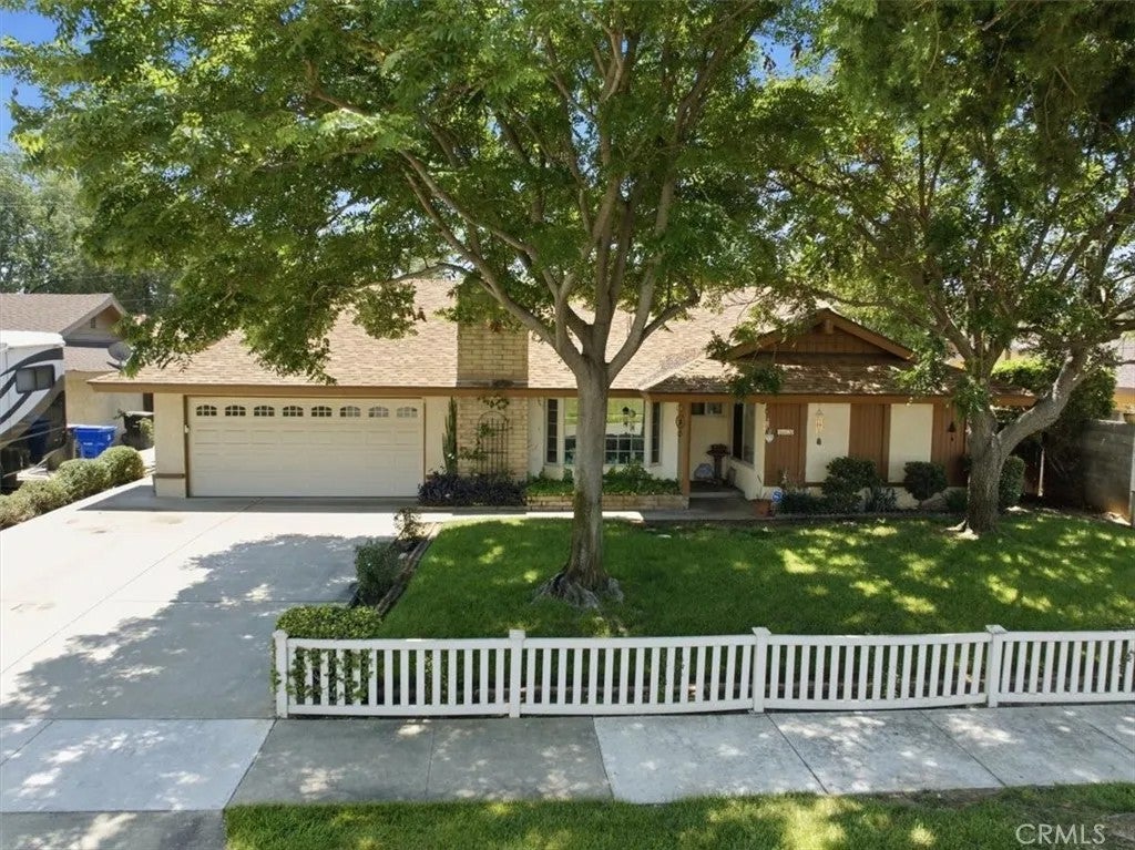 Photo of 10426 Bonneville ST, Riverside, CA 92505 (MLS # IV26123317)