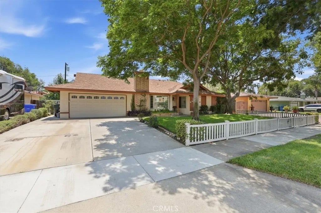 Photo of 10426 Bonneville ST, Riverside, CA 92505 (MLS # IV26123317)