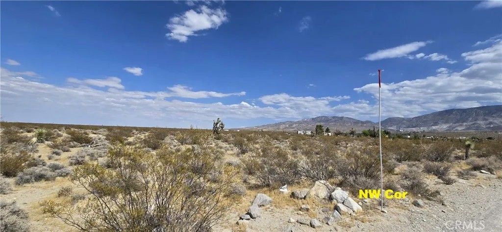 Photo of 8001 Fairlane, Lucerne Valley, CA 92356 (MLS # DW26162745)
