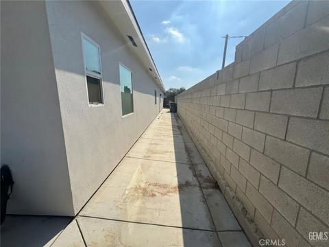 Tiny photo for 308 Acacia, Bakersfield, CA 93305 (MLS # SR25248328)