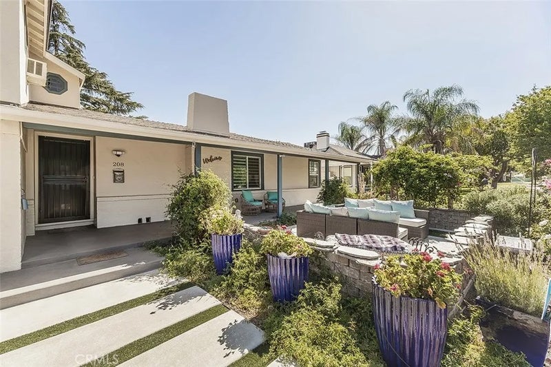 208 E Peralta