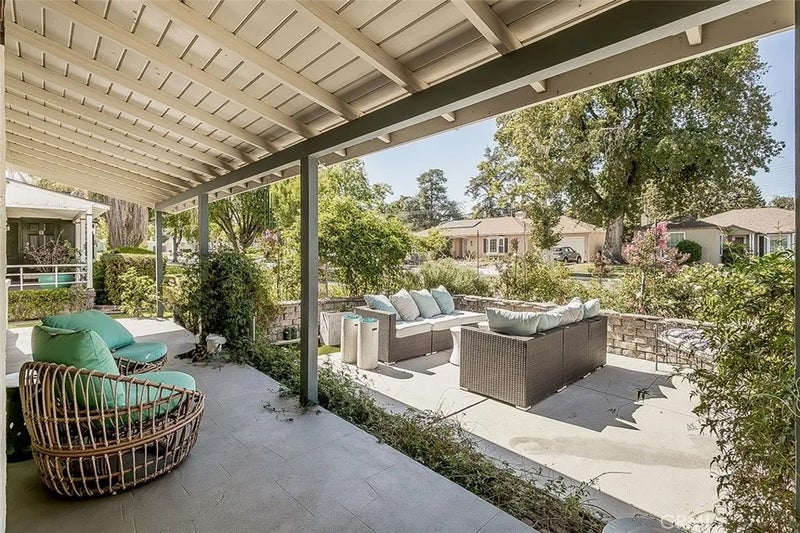 208 E Peralta