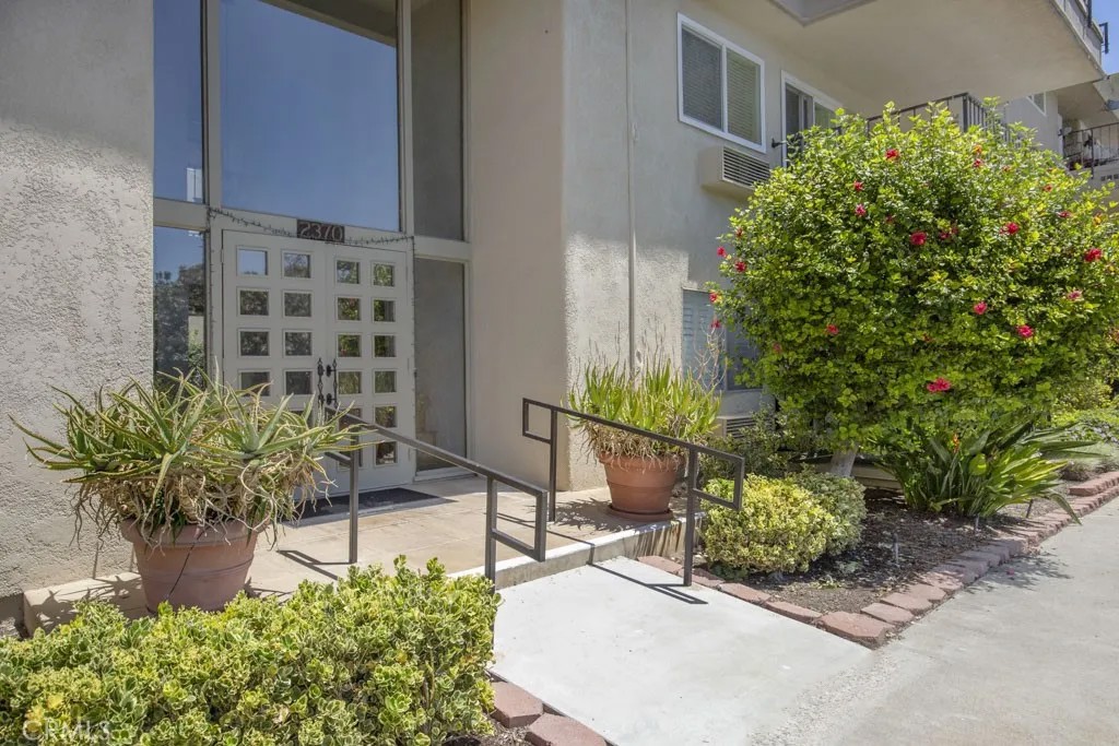 2370 Via Mariposa West 2C