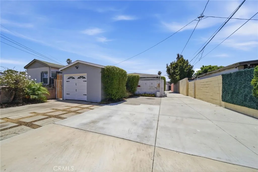 3944 W 111th