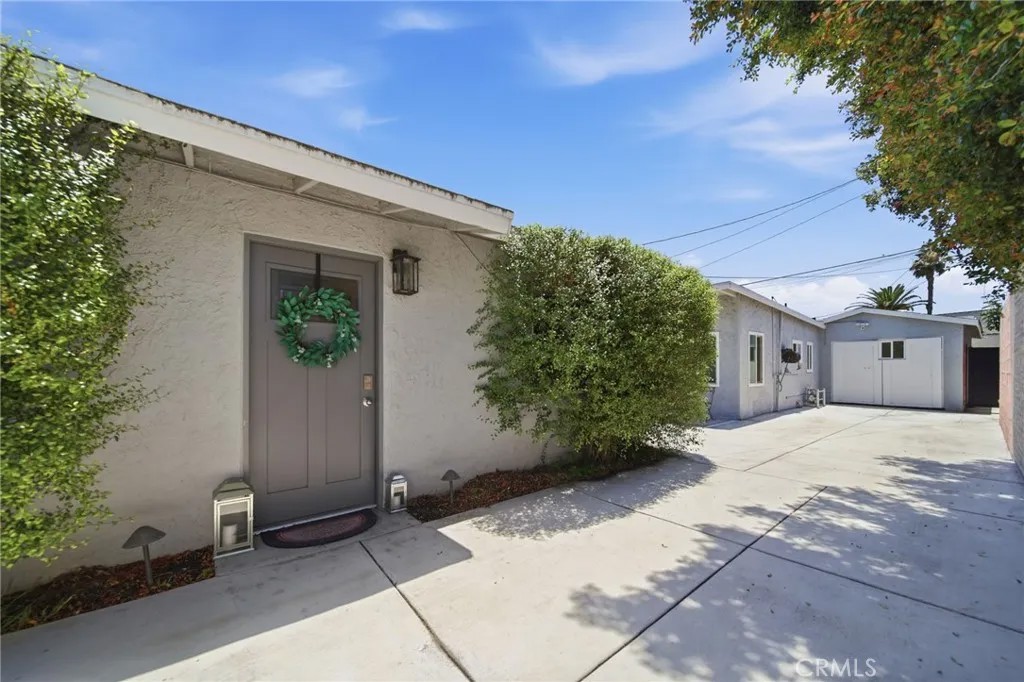 3944 W 111th