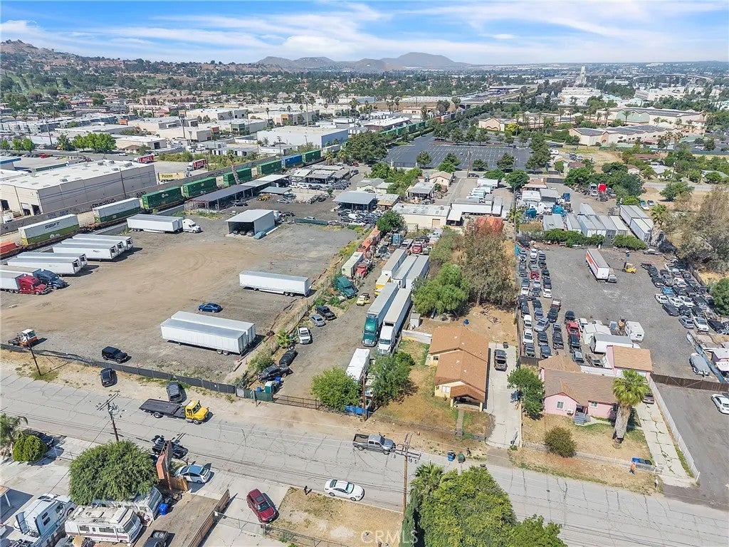 2350 S Artesia