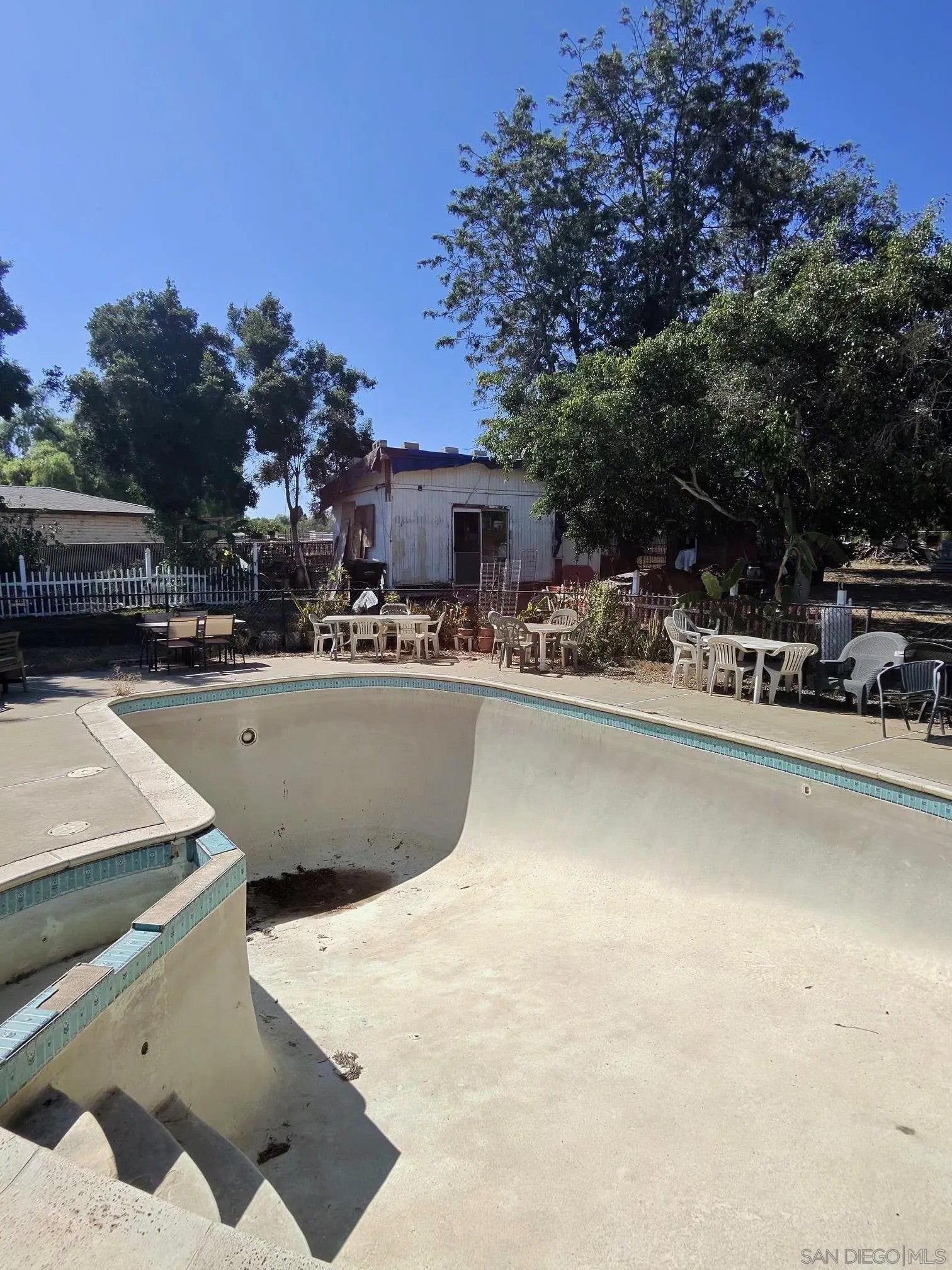 2270 Leon Ave