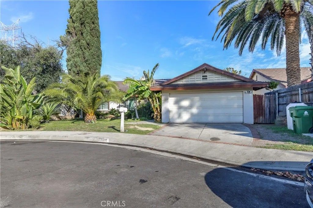 Photo of 18915 Cantara Street, Reseda, CA 91335 (MLS # SR25277581)