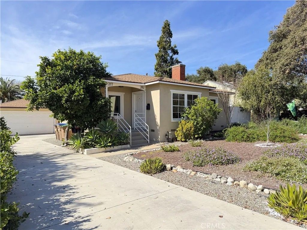 Photo of 215 S Mills Ave, Claremont, CA 91711 (MLS # CV26039769)