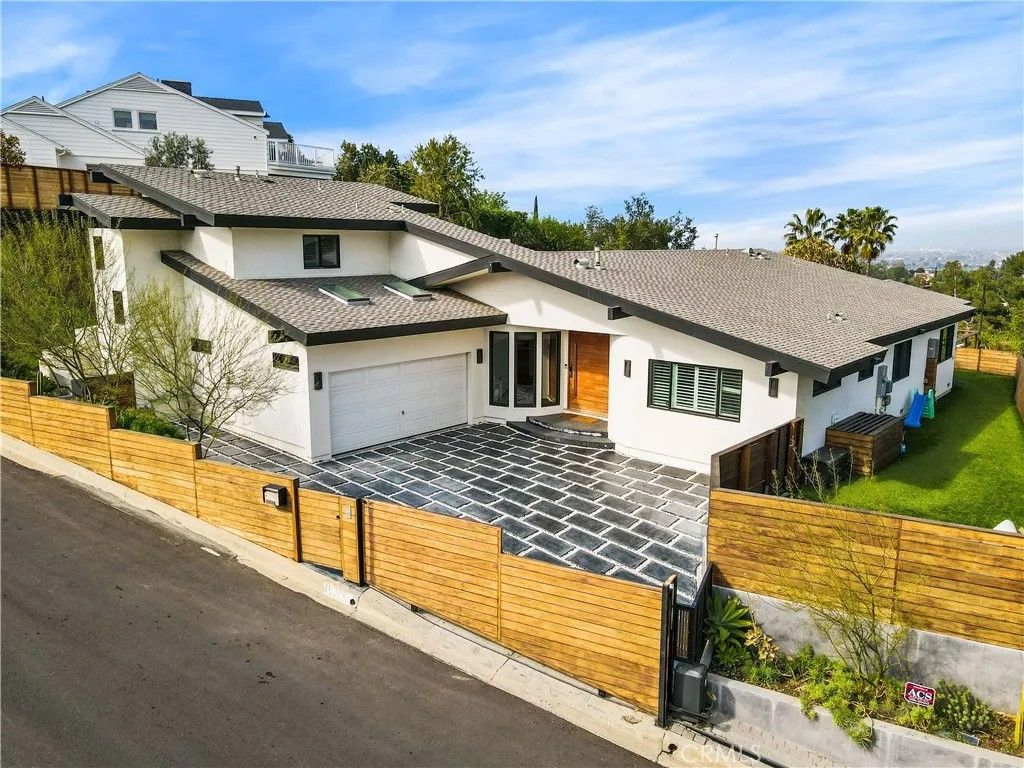 Photo of 11308 Dona Teresa Drive, Studio City, CA 91604 (MLS # SR25265231)