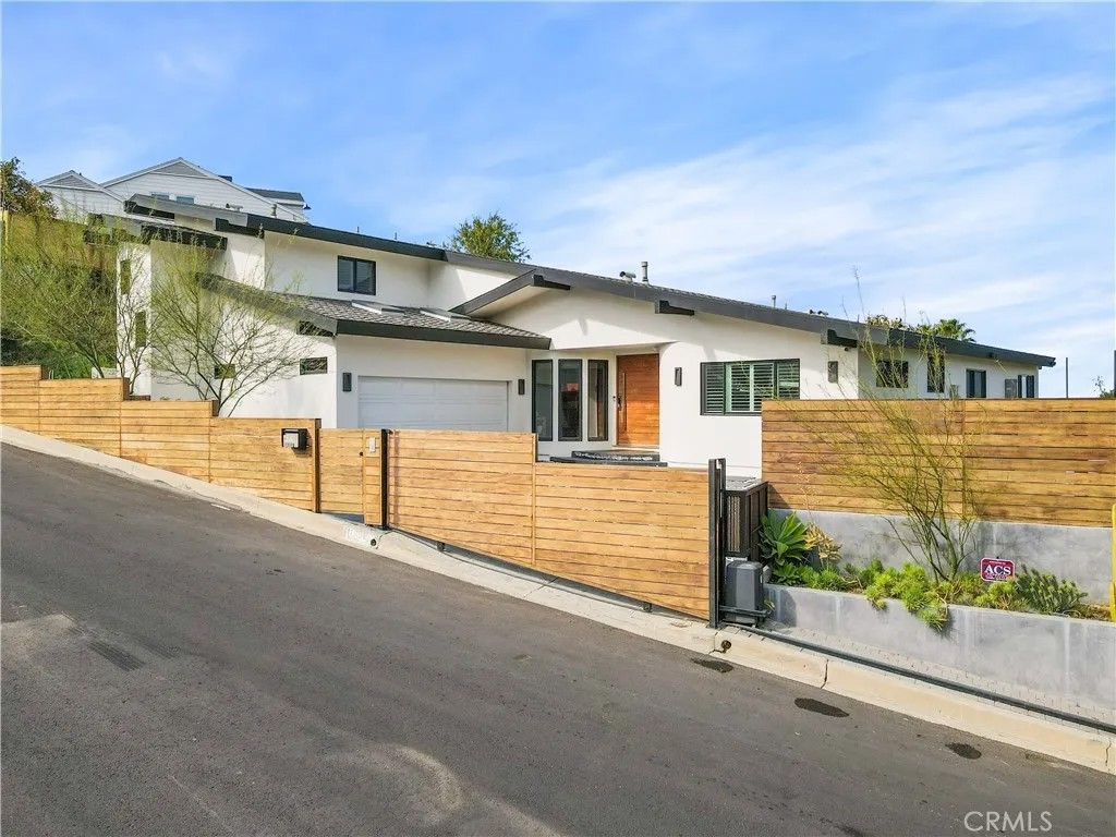 Photo of 11308 Dona Teresa Drive, Studio City, CA 91604 (MLS # SR25265231)