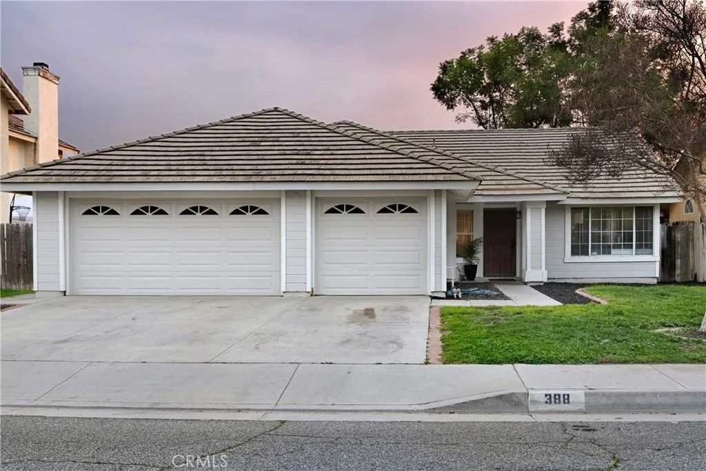 Photo of 388 Buckingham Dr, San Jacinto, CA 92583 (MLS # SW25251415)