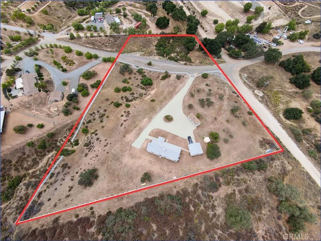 Photo of 40705 Calle Vecina, Temecula, CA 92592 (MLS # SW26098995)