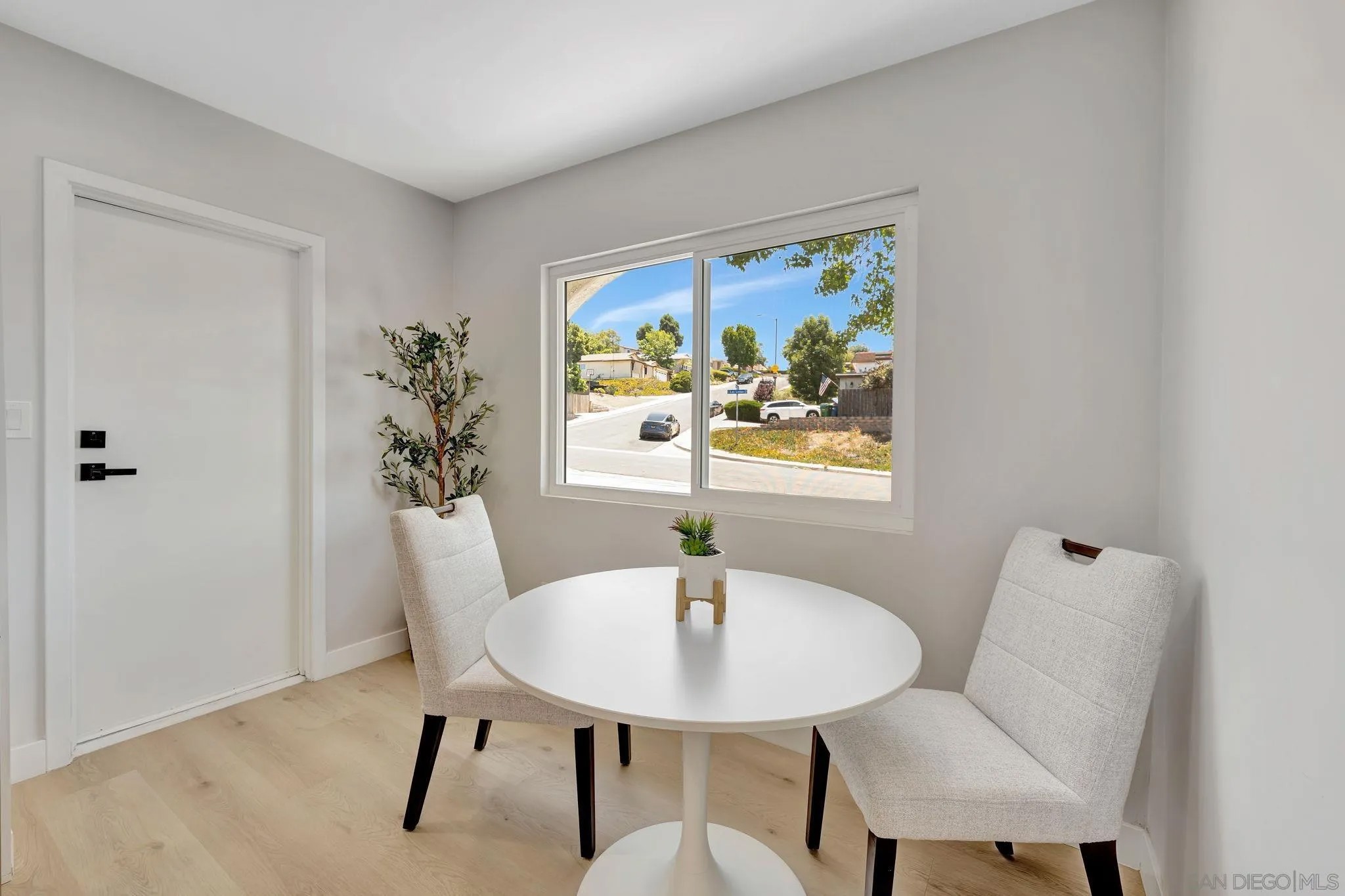 9324 Las Lomas Dr