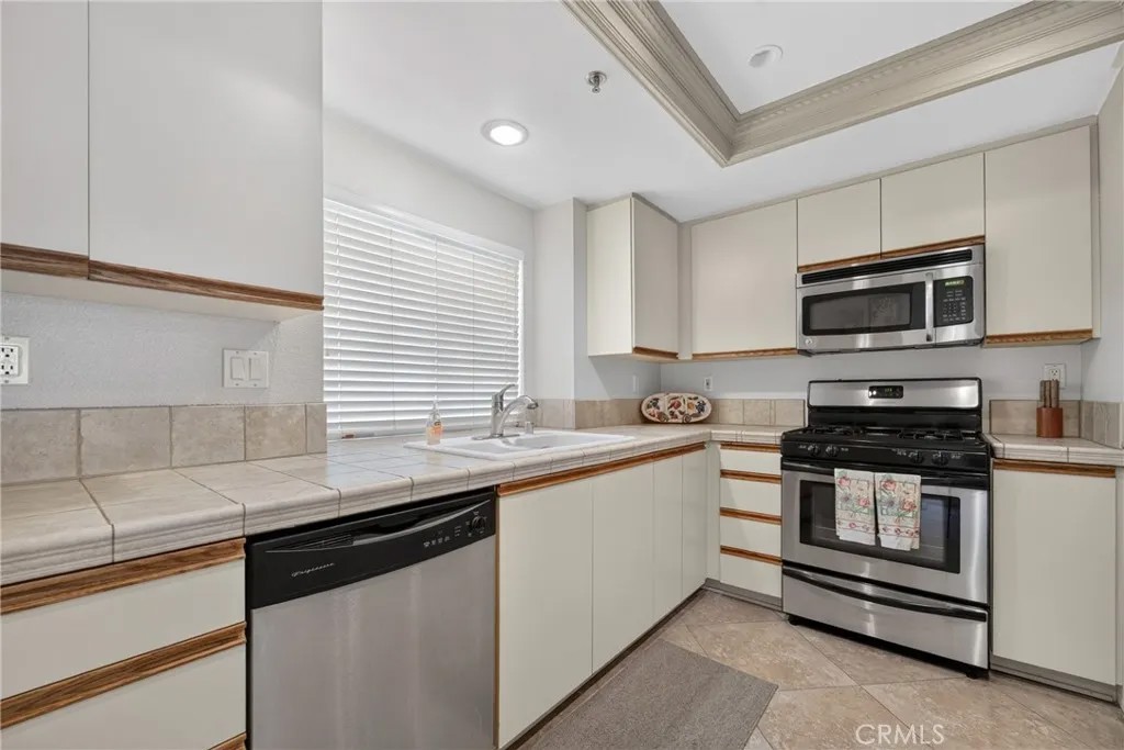 34005 Calle Mora