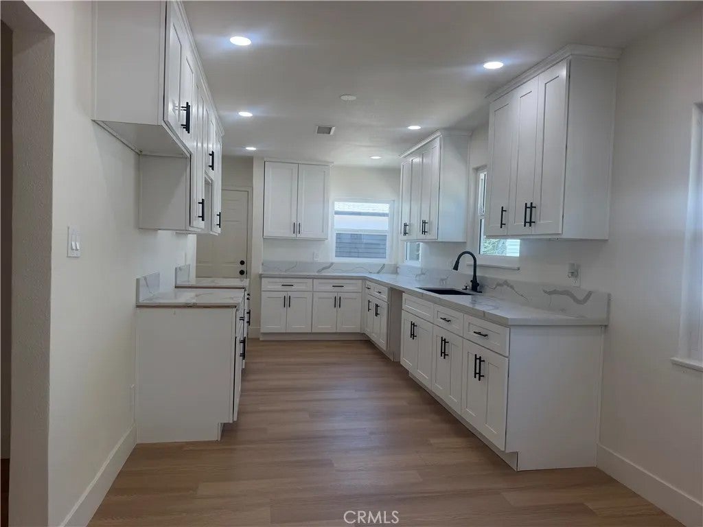 4216 N Mountain View