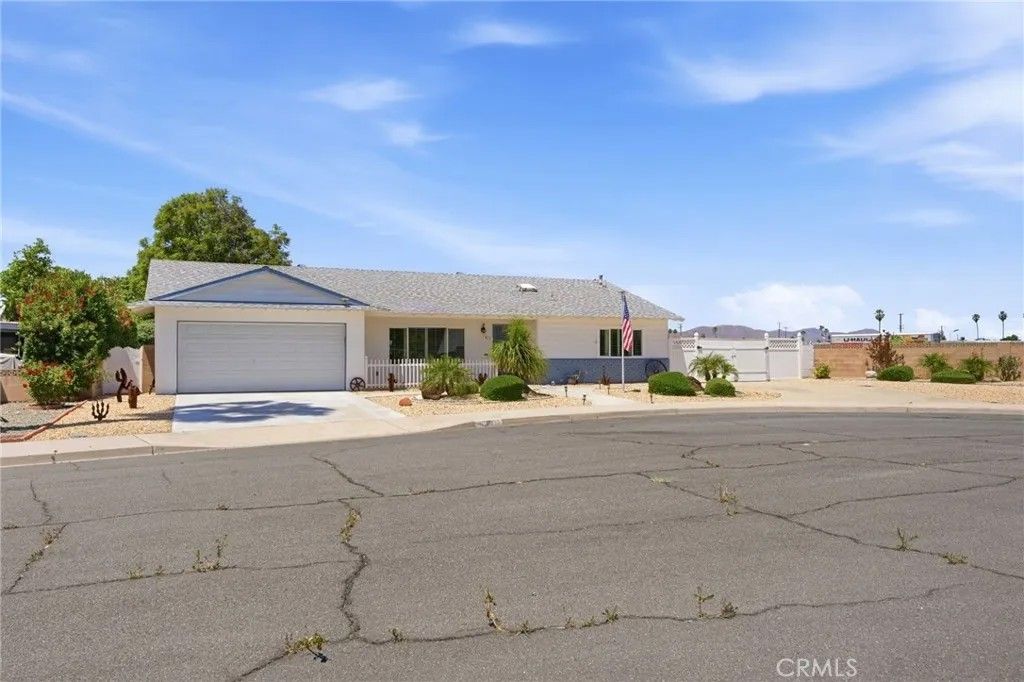 Photo of 411 Brentwood CIR, Hemet, CA 92543 (MLS # SW26102188)