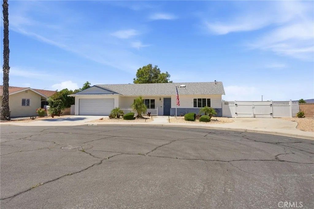 Photo of 411 Brentwood CIR, Hemet, CA 92543 (MLS # SW26102188)