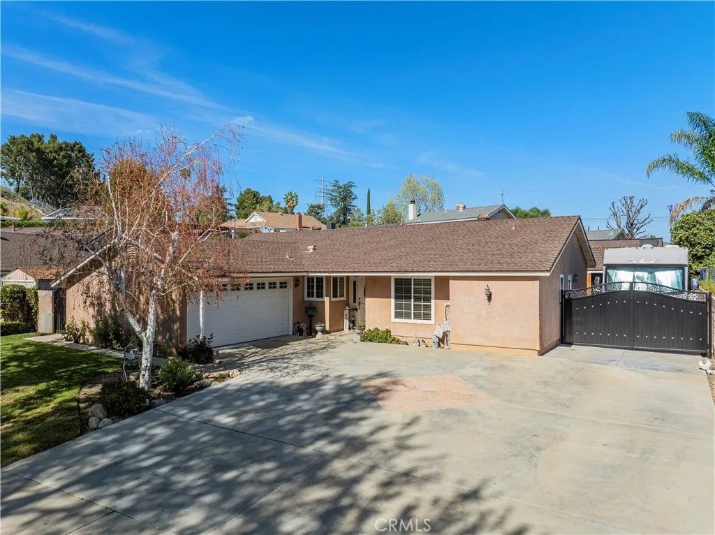 Photo of 27816 Ridgegrove Dr, Saugus, CA 91350 (MLS # SR26063750)
