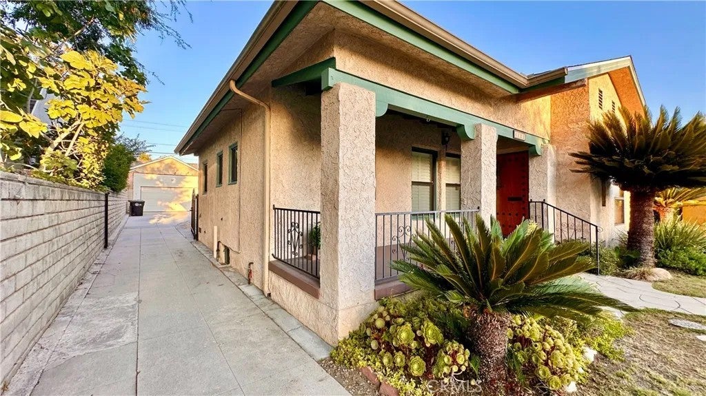 1122 N Isabel Street