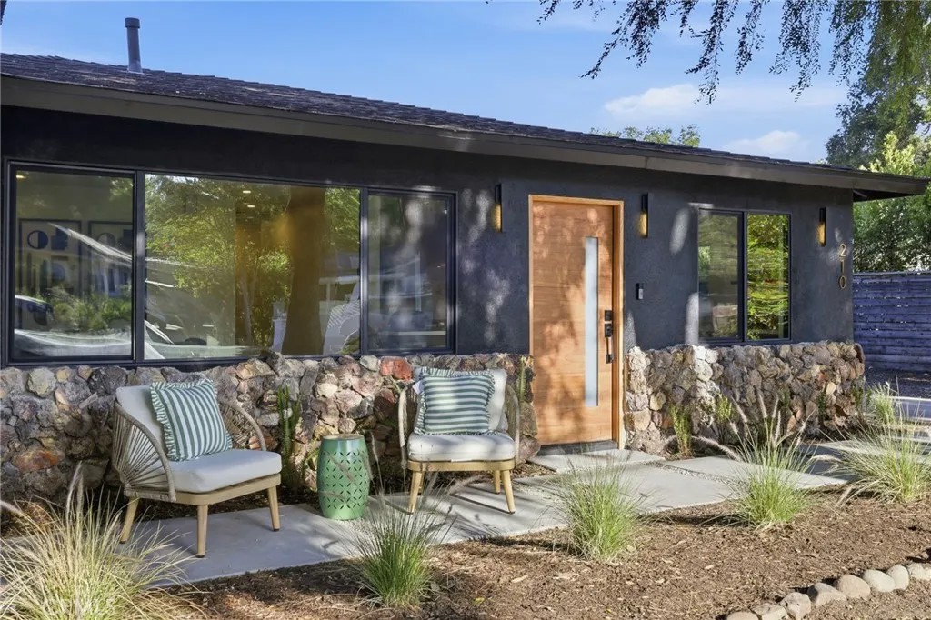 210 N Lomita