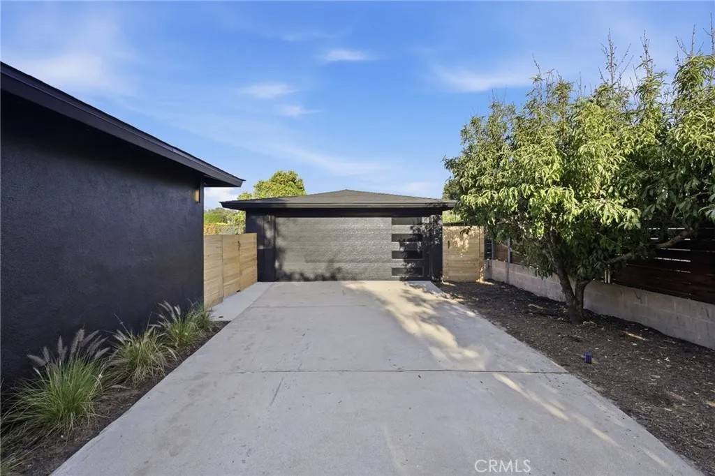 210 N Lomita