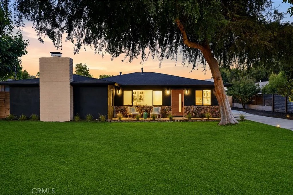 210 N Lomita