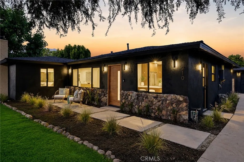 210 N Lomita