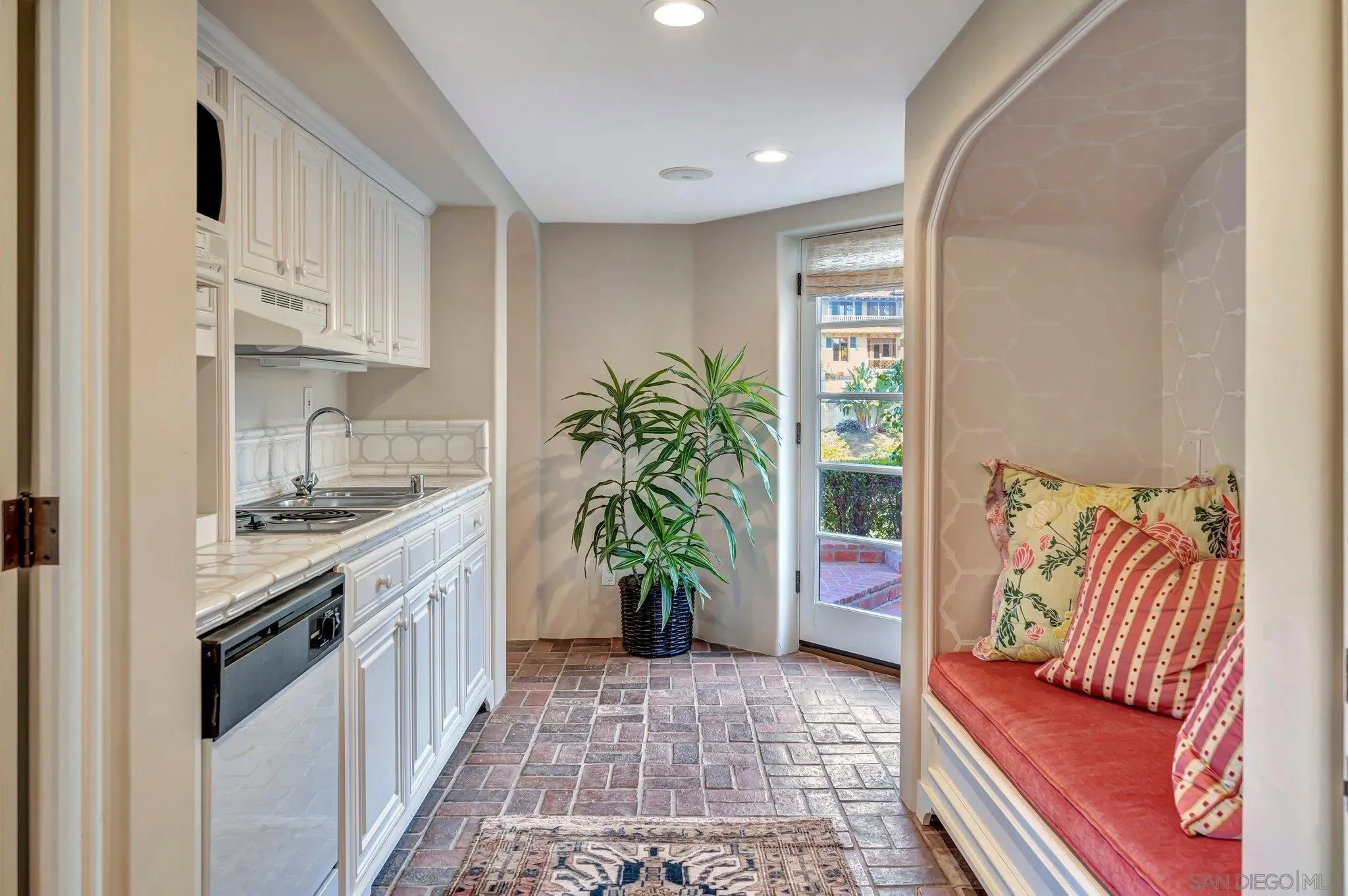 La Jolla, California 92037, United States, 6 Bedrooms Bedrooms, ,7 BathroomsBathrooms,Residential,Active,11003