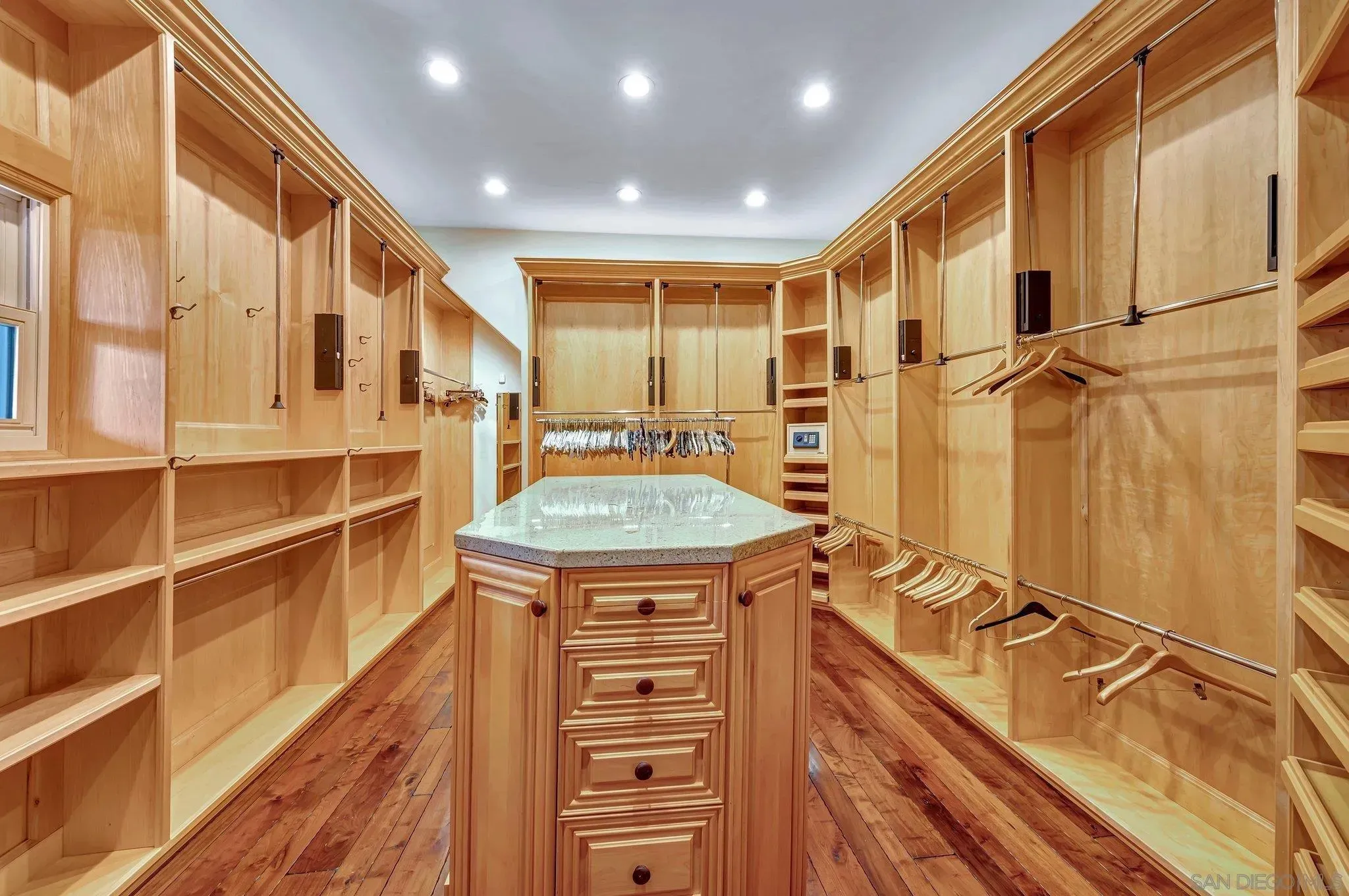 La Jolla, California 92037, United States, 6 Bedrooms Bedrooms, ,7 BathroomsBathrooms,Residential,Active,11003