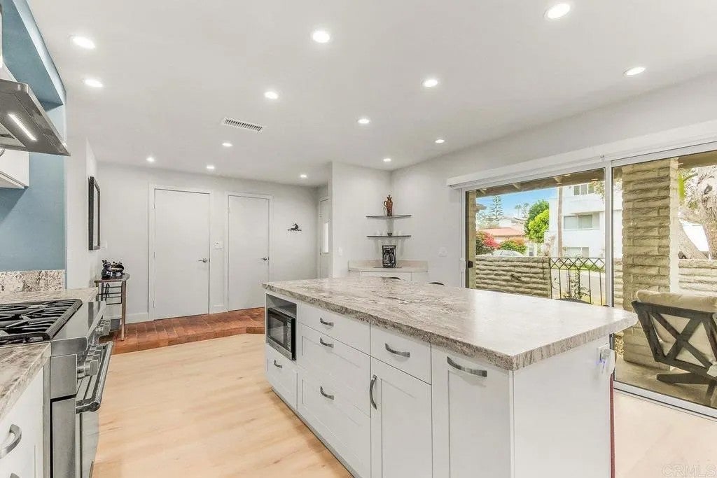 2462 LOZANA Road