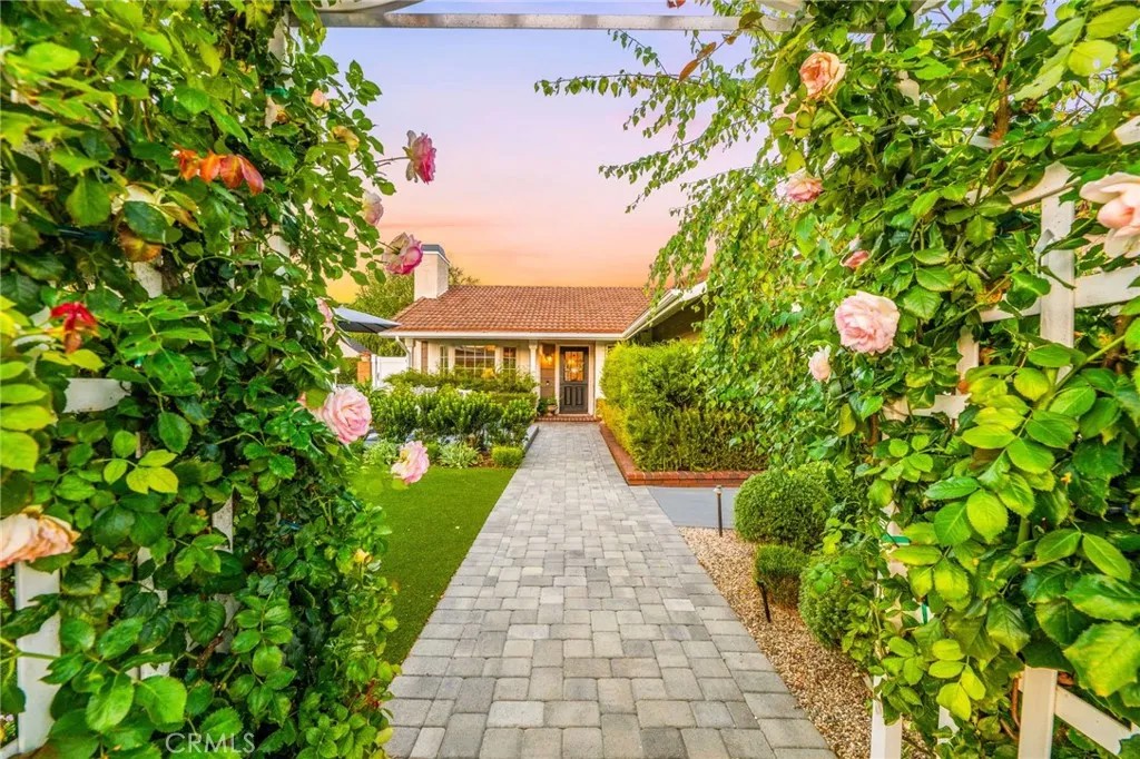 2933 Estancia