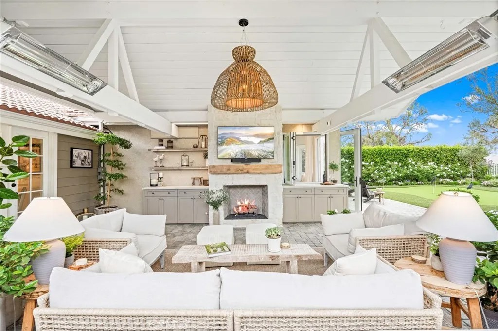 2933 Estancia