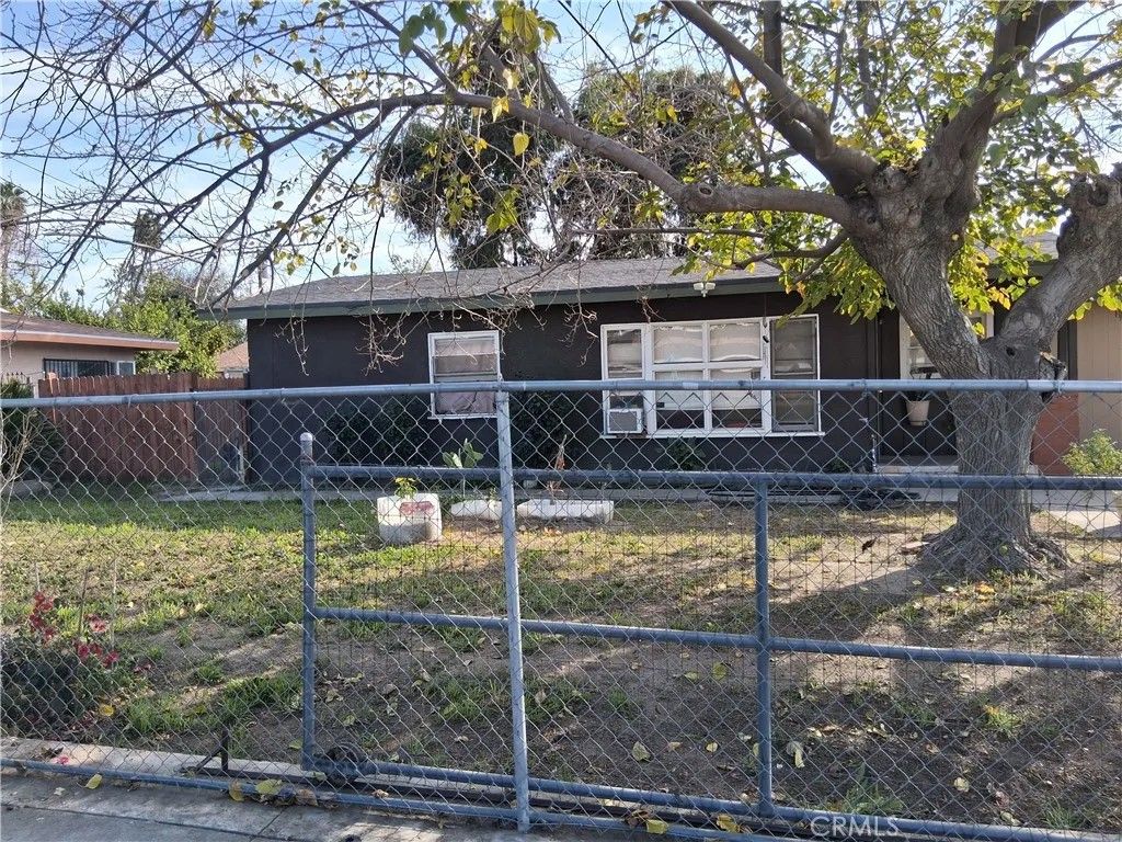 Photo of 1185 W Devonshire Ave, Hemet, CA 92543 (MLS # DW26024796)