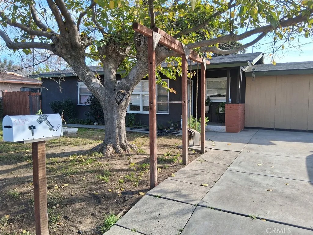 1185 W Devonshire