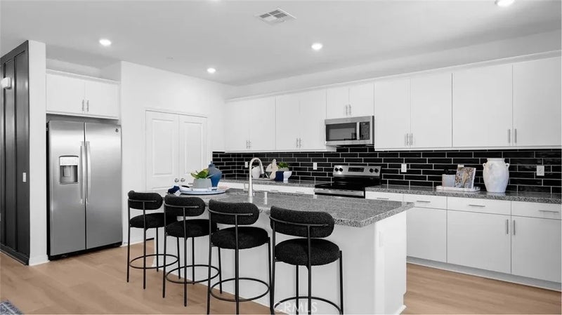 24882 Lynx Avenue
