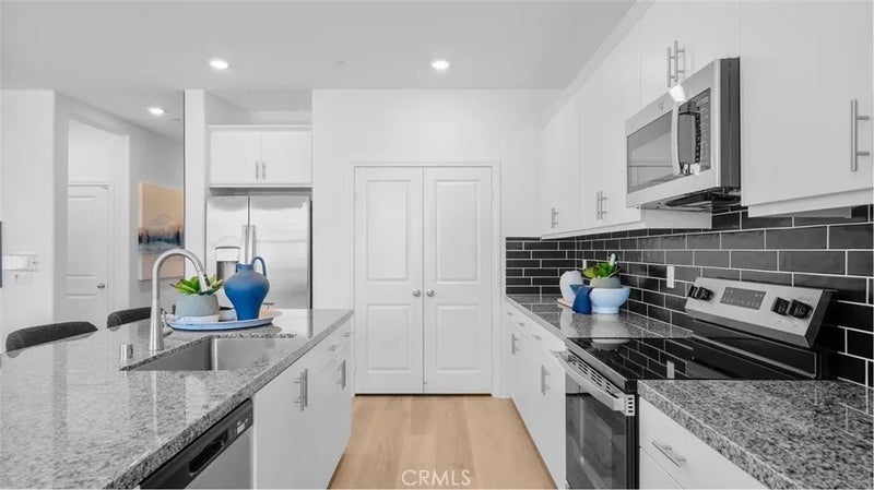 24882 Lynx Avenue