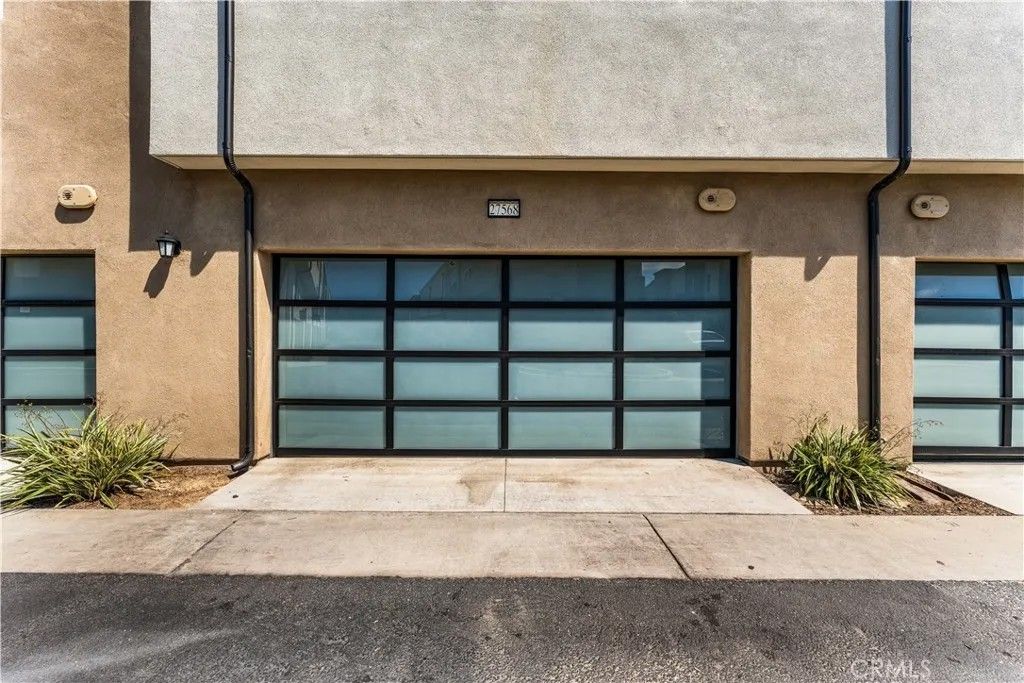 Photo of 27568 Heron Pl, Valencia, CA 91381 (MLS # SR26063957)