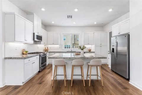 Photo of 27568 Heron Pl, Valencia, CA 91381 (MLS # SR26063957)